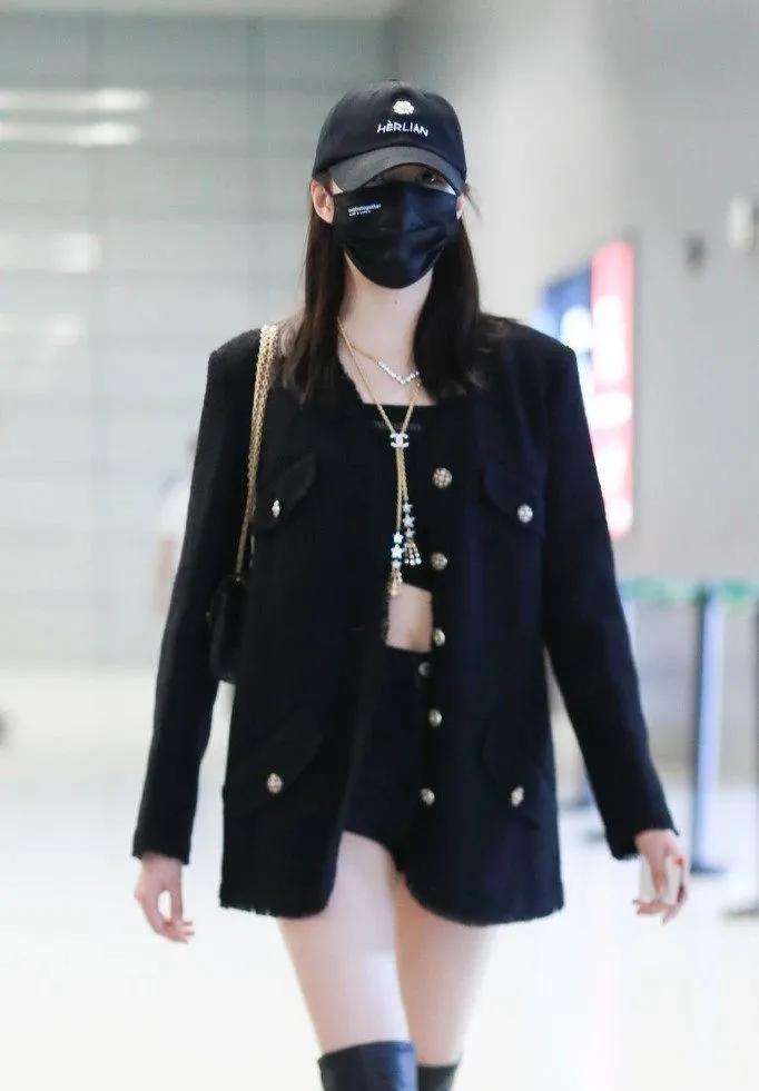 手术|杨幂关晓彤杠上了？撞衫尴尬就算了，还被网友喷做了直腿手术…