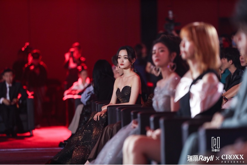 瑞丽|瑞星盛典暨croxx东方美学之夜完美落幕，红黑光影间，窥见东方隐秘之美