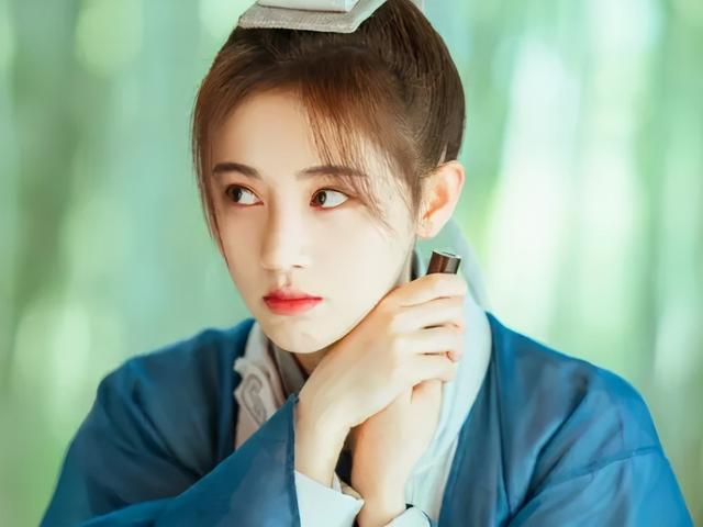 蒋梦婕|女明星为了发际线有多拼？蒋梦婕戴假发片，鞠婧祎糊了满脑袋粉