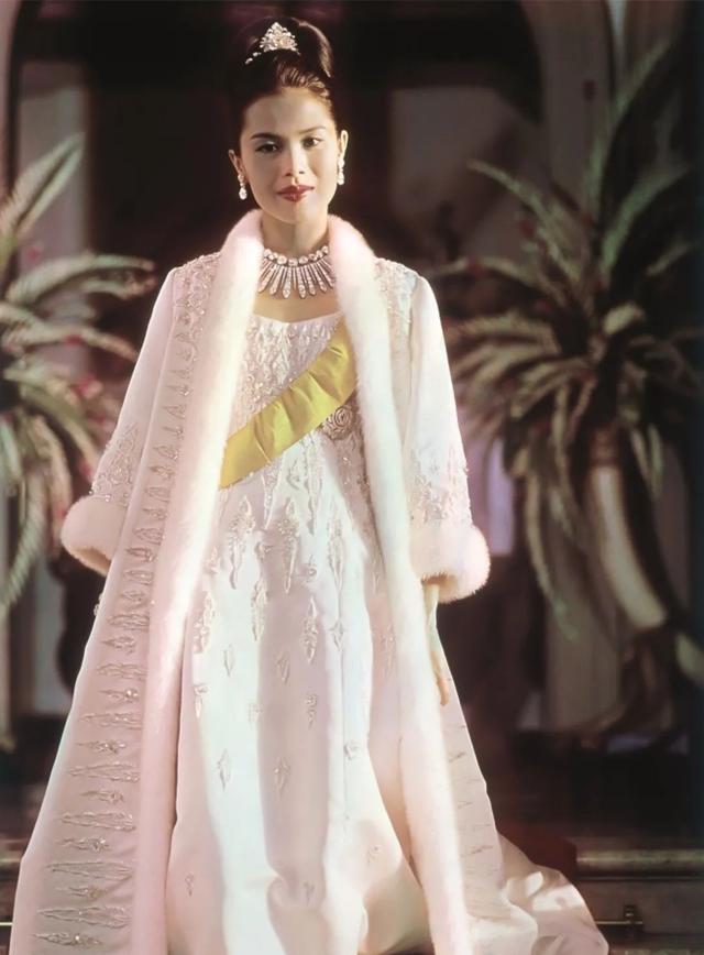 婆婆|诗妮娜赤脚为婆婆祈福，白衣配条纹裙端庄典雅，婆婆年轻时才惊艳