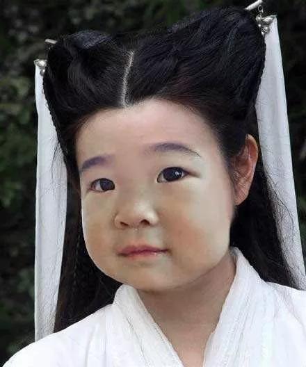 脂肪型|赵露思费劲巴拉才撕下大饼，秒被书粉喊退货，发布会生图确实让人出戏...