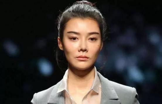 脂肪型|赵露思费劲巴拉才撕下大饼，秒被书粉喊退货，发布会生图确实让人出戏...