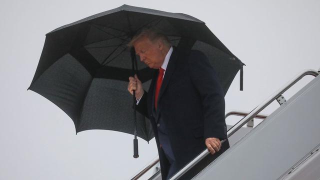 特朗普连任前景不明，老朋友日本左右为难，菅