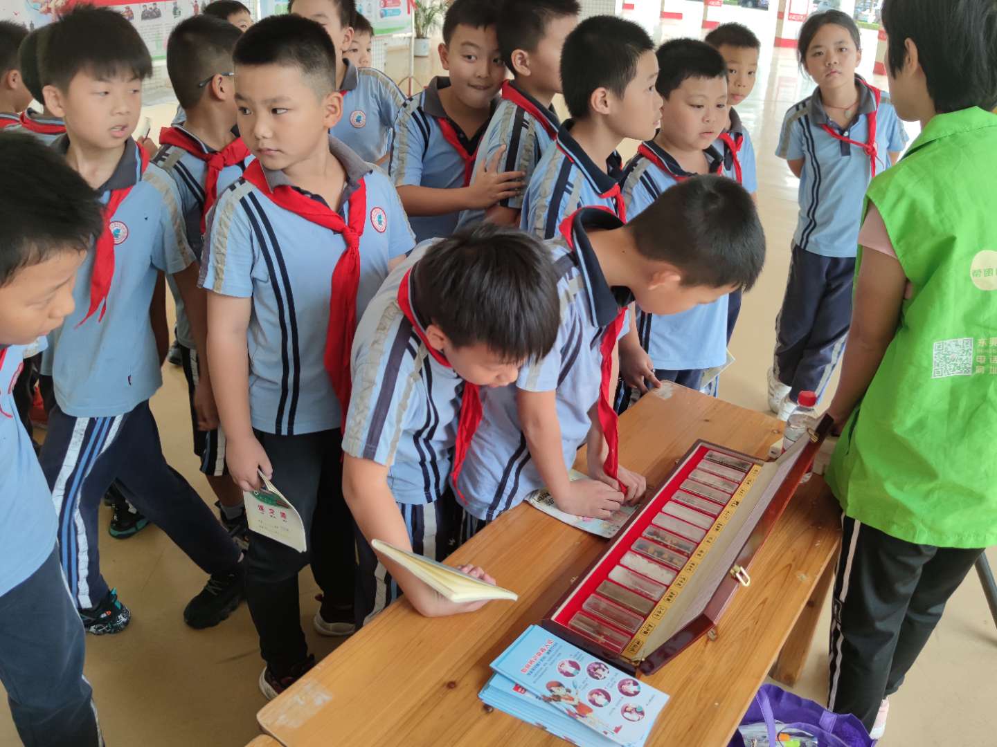 望牛墩镇禁毒办在望牛墩实验小学开展无毒校园你我共建禁毒宣传活动