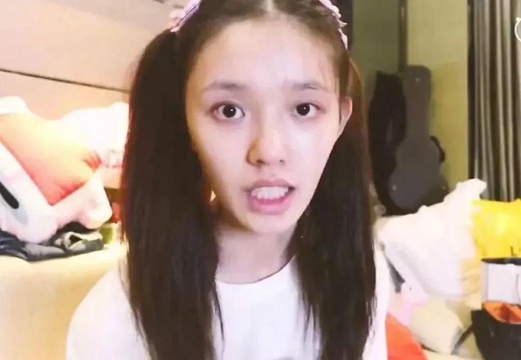 脂肪型|赵露思费劲巴拉才撕下大饼，秒被书粉喊退货，发布会生图确实让人出戏...