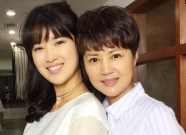 54岁茹萍婚姻坎坷,二婚嫁给演员刘之冰,如今一家四口都是演员