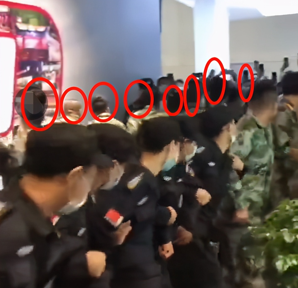 马天宇获30多名保安手拉手保护，行走其中疑默许