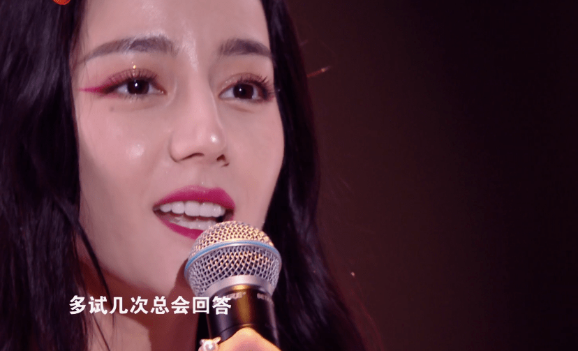 沟壑|热巴晚会造型翻车，瘦到脸颊凹陷满脸沟壑，同场郑爽也没好到哪去