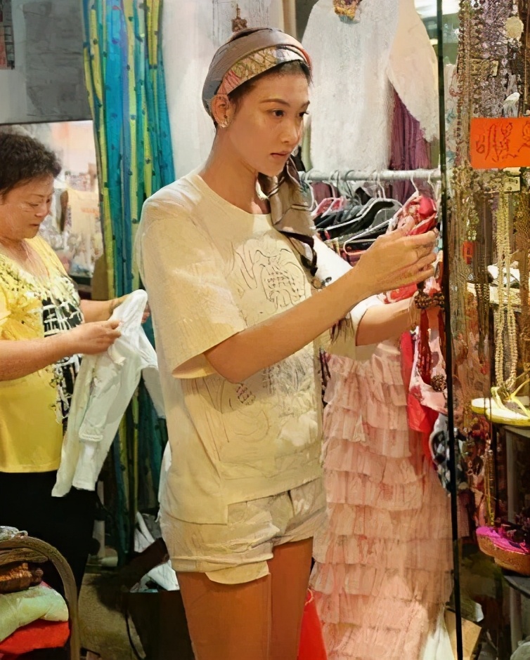 娱乐圈只认钱不认亲的明星爹妈，坑起娃来不要