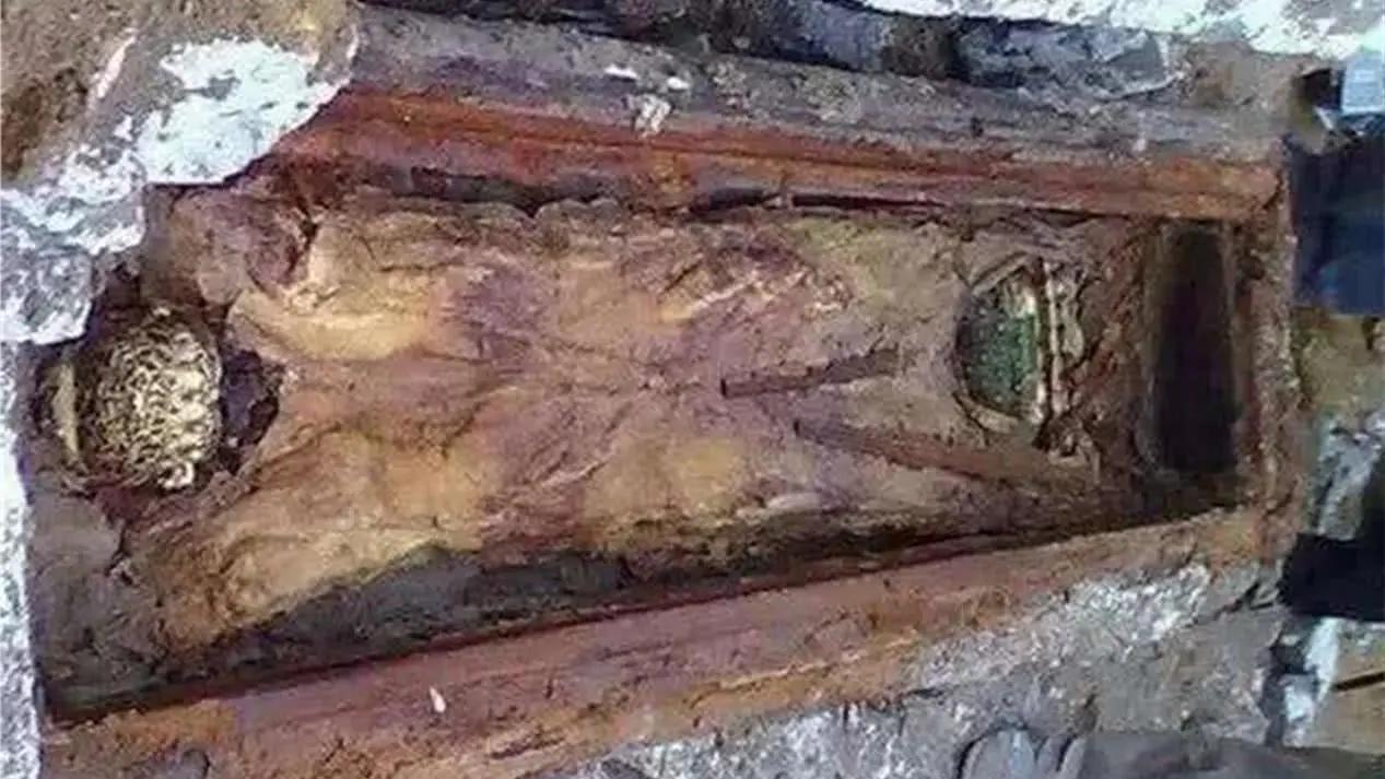原创李鸿章墓被挖,出土两块30斤的金砖,专家鉴定后为何面色凝重?