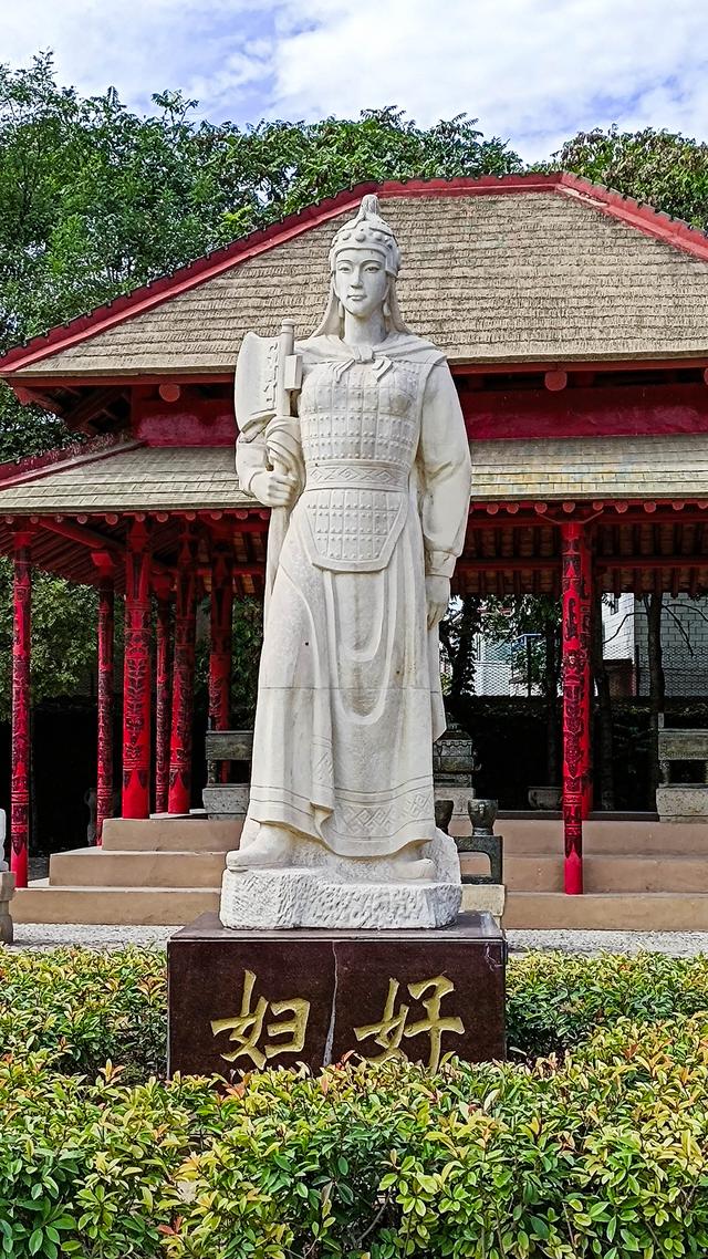 1976年在小屯村北面百米处,发现了商王武丁的配偶妇好墓,这是迄今为止