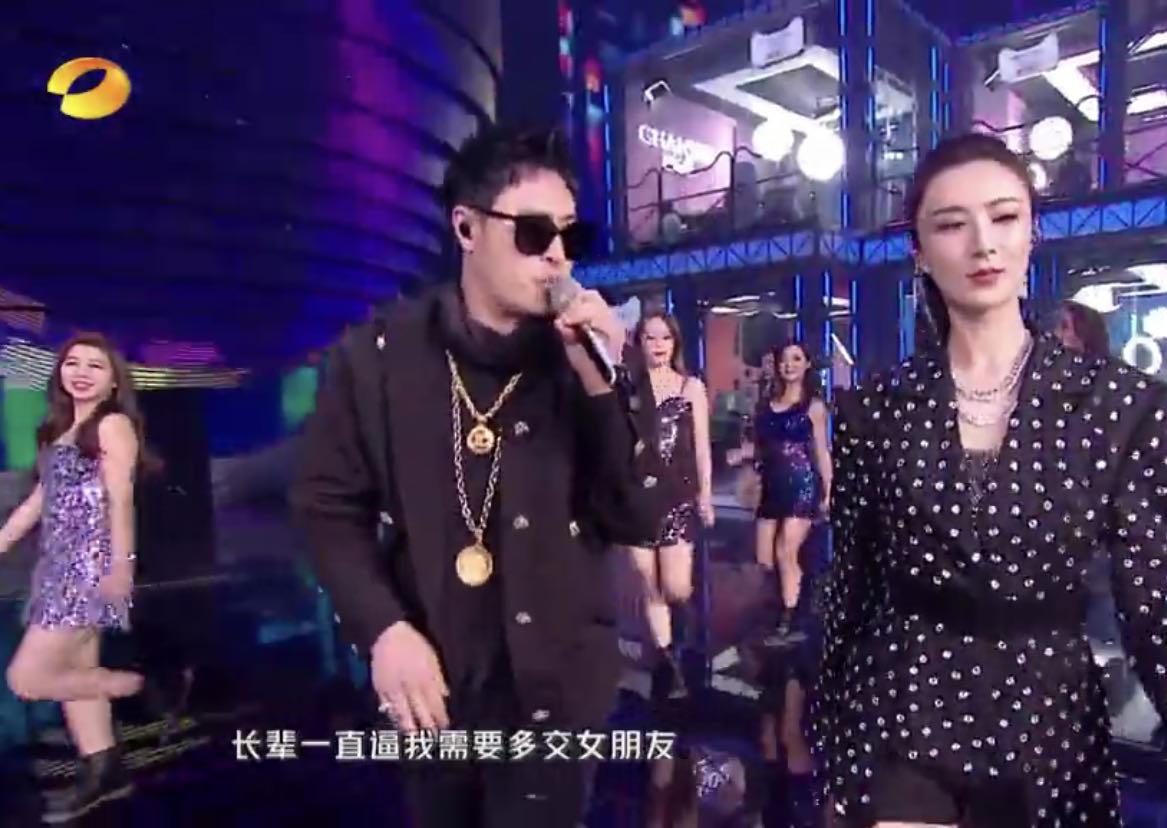 薇娅潘玮柏是前同事奚梦瑶大长腿刷屏还和老公何猷君共舞