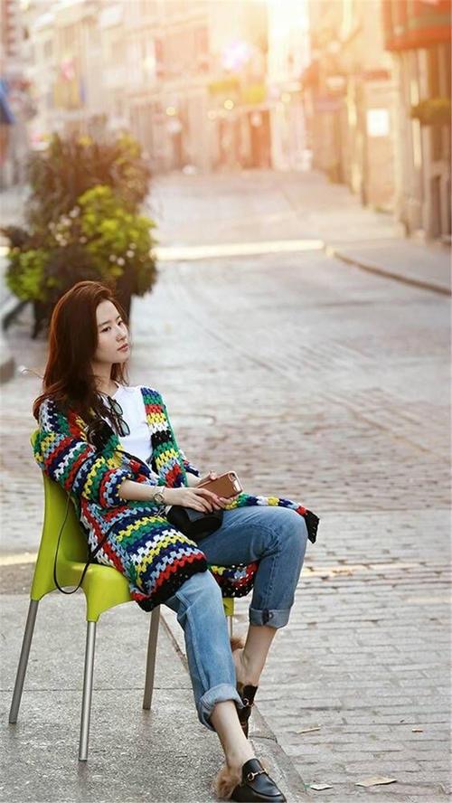 刘亦菲|刘亦菲这次造型突破真大！一袭粉绿撞色连衣裙，视觉冲击力太强