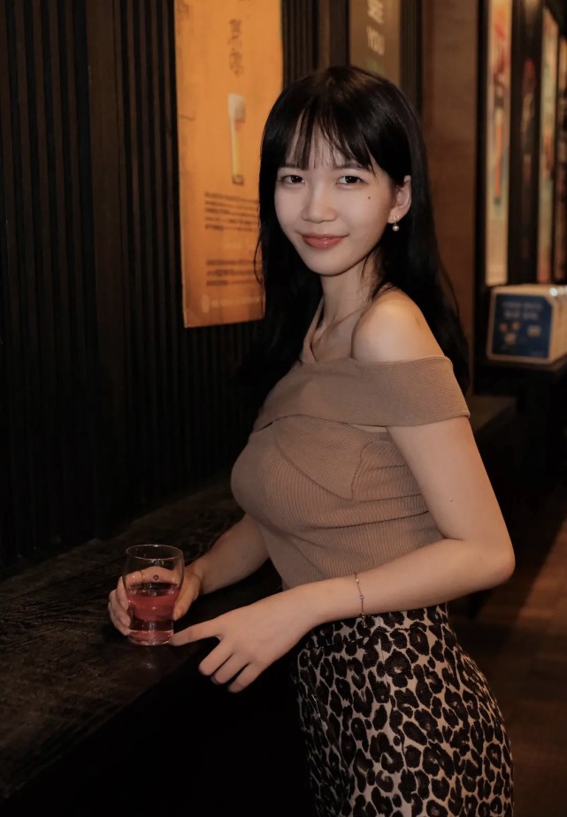 施子怡|知乎美女直播却大翻车！精修照片和直播颜值“毫不相干”，太敢P