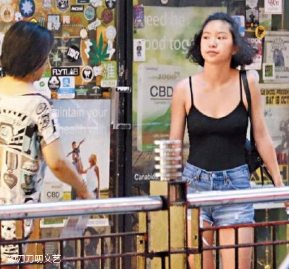 任达华15岁女儿长腿逆天,美貌不输明星