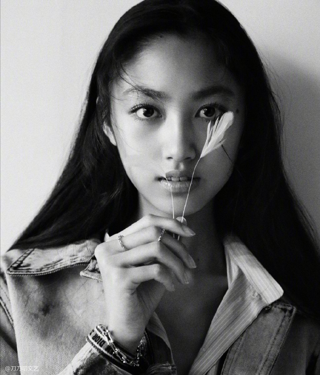 任达华15岁女儿长腿逆天,美貌不输明星