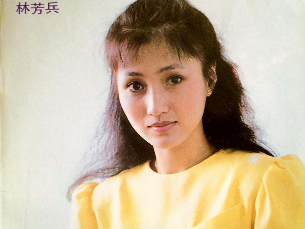 原创55岁林芳兵年轻时又美又时髦,毛衣裙 腰带风情妩媚,照穿高级