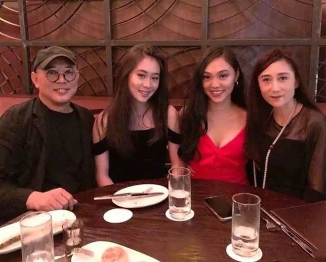 李连杰女儿自曝患抑郁症后晒照,身材遗传妈妈