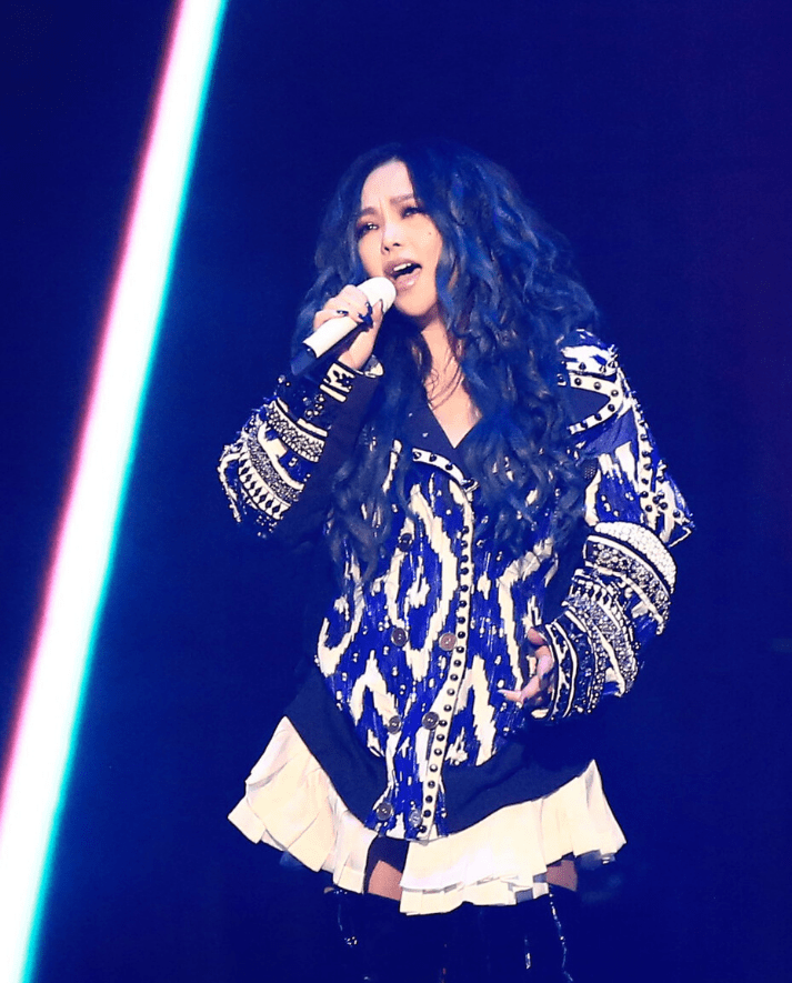 大腿|张惠妹玩下衣失踪，一双加粗版的大腿配上一双恨天高，画风辣眼睛