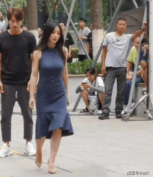 身材|40岁柳岩竟然当街换衣？身材太好不敢看！大胆承认整容打针不避讳