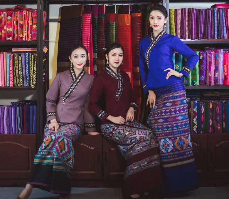 无论是在节日还是在日常生活中,傣族妇女都非常喜欢穿自己的服饰