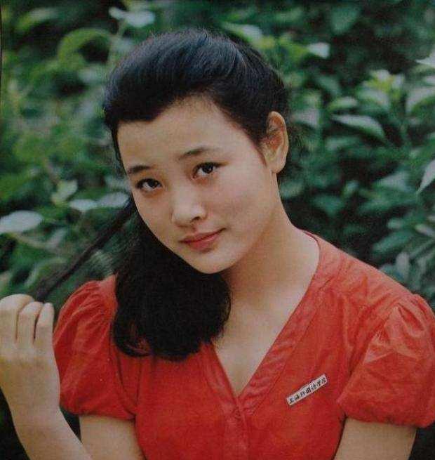 出生医药世家的陈冲,28岁加入美国国籍,现因限籍令受到抵制