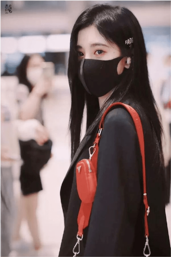 旗袍|鞠婧祎活动生图曝光，短款旗袍秀美腿，头身比例虐被嘲像大头娃娃