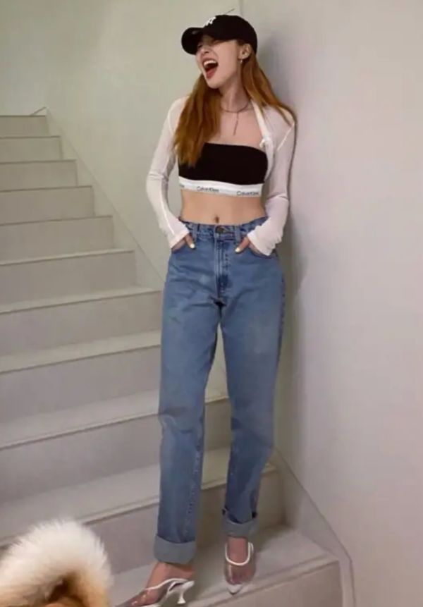 服装|韩国女星穿衣底线在哪？泫雅穿“巴掌大”上衣出门，不怕被人看