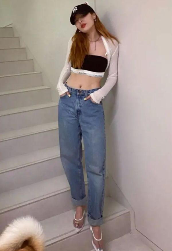 服装|韩国女星穿衣底线在哪？泫雅穿“巴掌大”上衣出门，不怕被人看