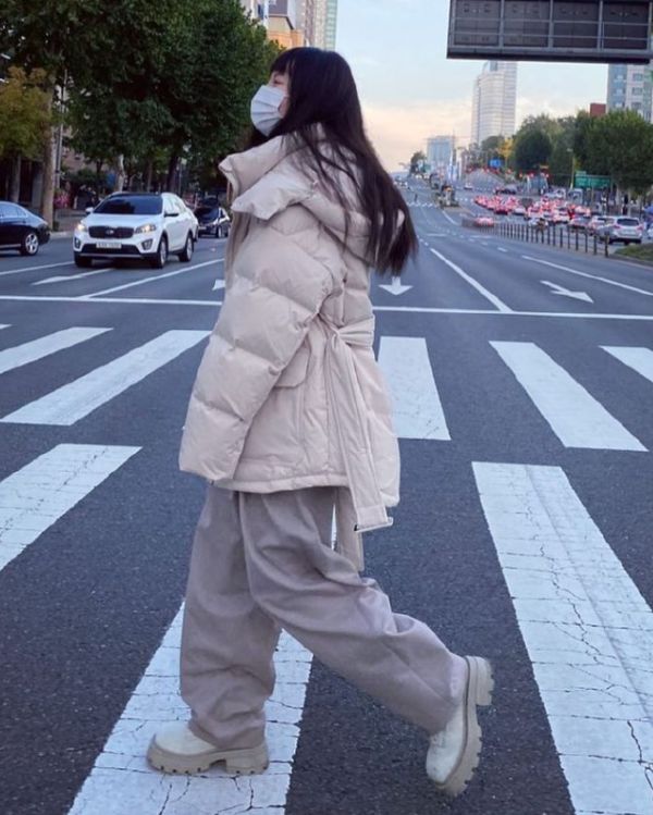 服装|韩国女星穿衣底线在哪？泫雅穿“巴掌大”上衣出门，不怕被人看