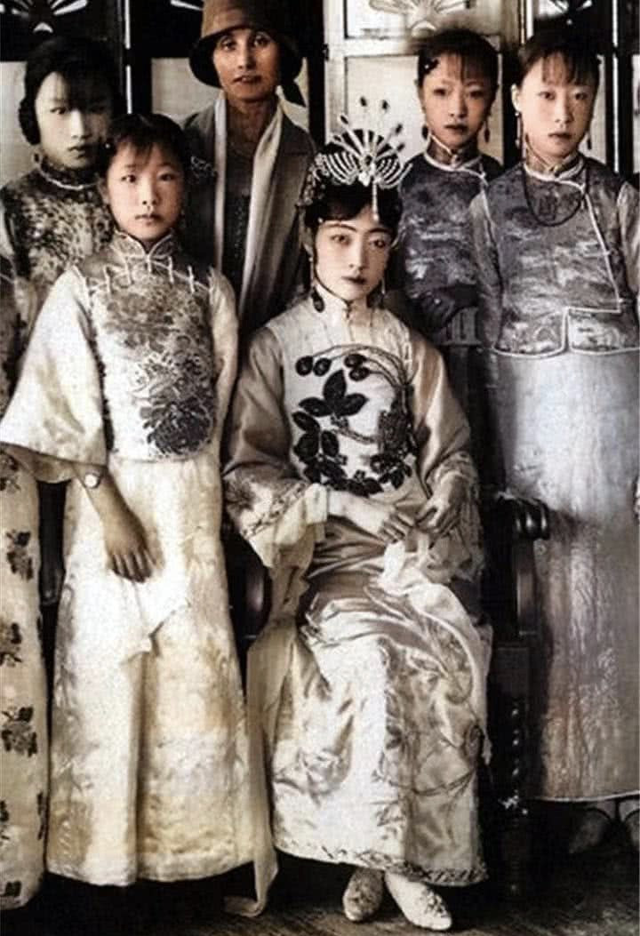 剧中的人物,在穿衣打扮上都是很漂亮的,那么,在真实的历史上,清朝的人