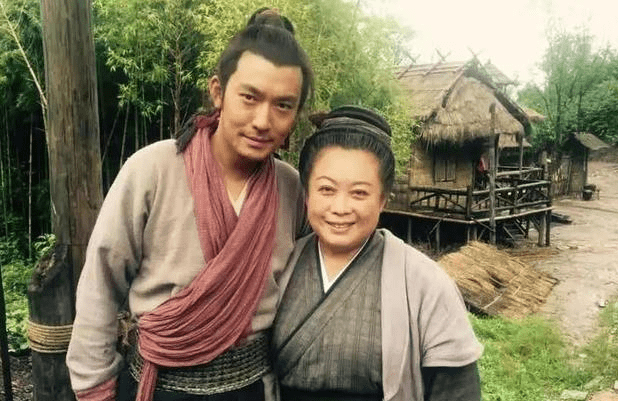 余安安图片曝余安安相差22岁母子恋盘点喜欢小男生的女星
