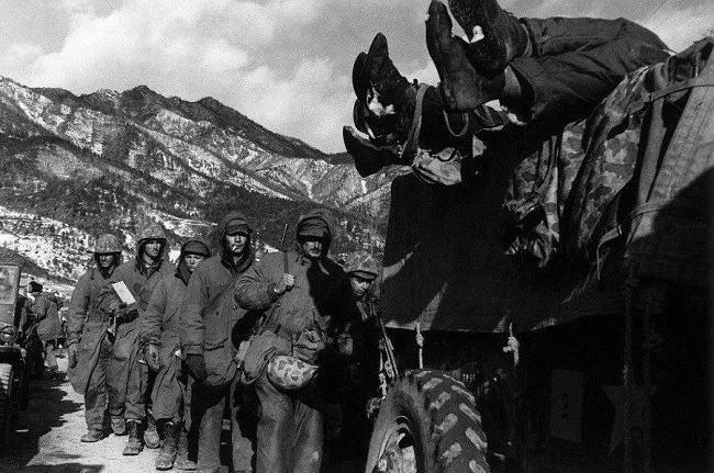 志愿军炮兵班长，舍命开炮当场牺牲，美军阵地