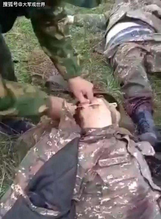 阿塞拜疆虐杀战俘,按地上狠抽耳光,割耳朵,斩首,画面太残忍