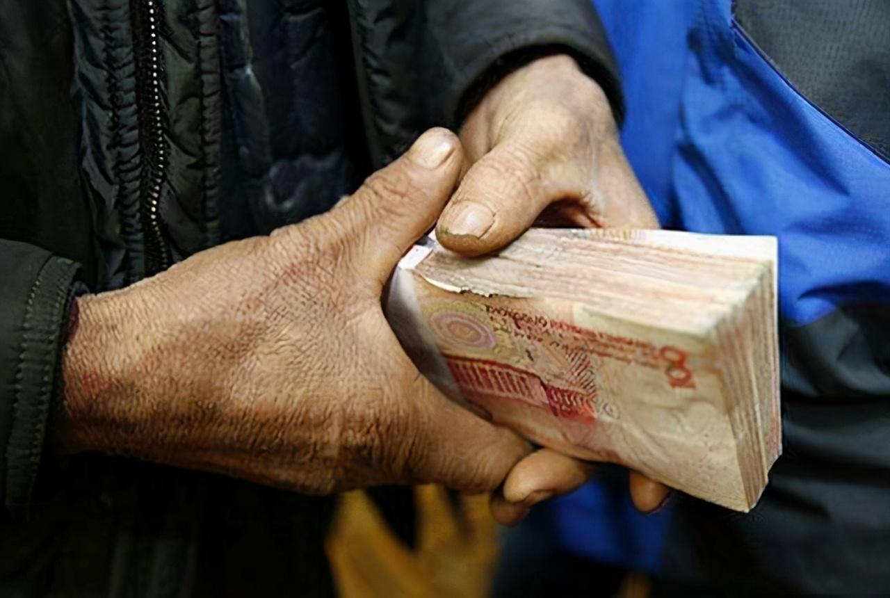 为了赚钱补贴家用外出打工,应该是大部分农民工的选择
