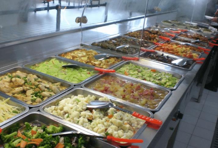 为什么学校宁可把饭菜倒掉,也不愿给学生多打?食堂阿姨说出真相