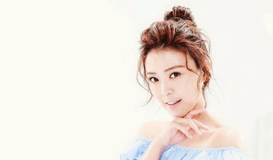 李玟多少岁出道的 f04a74acb5e24e848790b5360480b64b.png