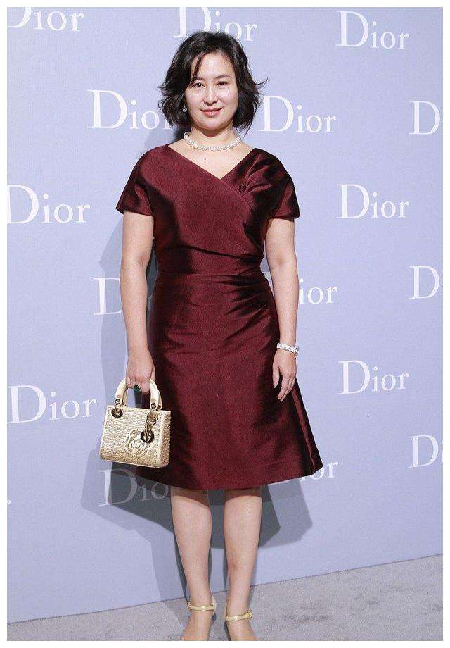 活动|何超琼才是真名媛，出席活动穿普通的黑裙，全身散发贵族气质！