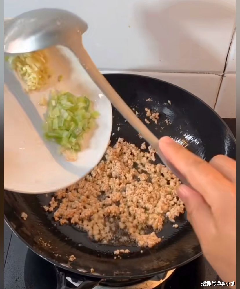 怎样炒米饭不油腻又好吃 32a9da9accca41f886bd167c365f0f07.jpeg
