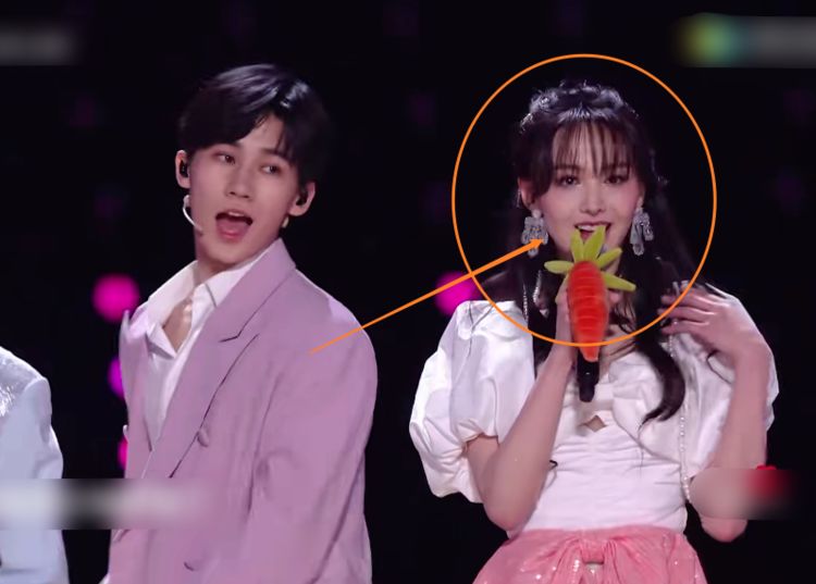 少年团|郑爽与时代少年团同台，我却被她无精修的身材吸引，腿型认真的吗