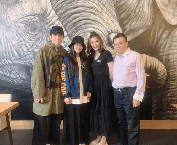 皮肤|郭碧婷产后首照，素颜不蜡黄又白回来了，坐月子这么多人伺候！