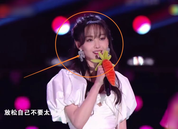 少年团|郑爽与时代少年团同台，我却被她无精修的身材吸引，腿型认真的吗