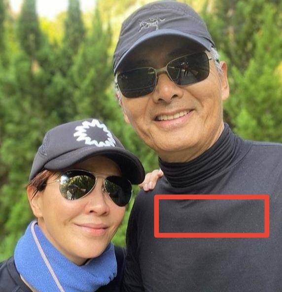 刘嘉玲与周润发合照,65岁发哥瘦到穿着衣服都看到肋骨