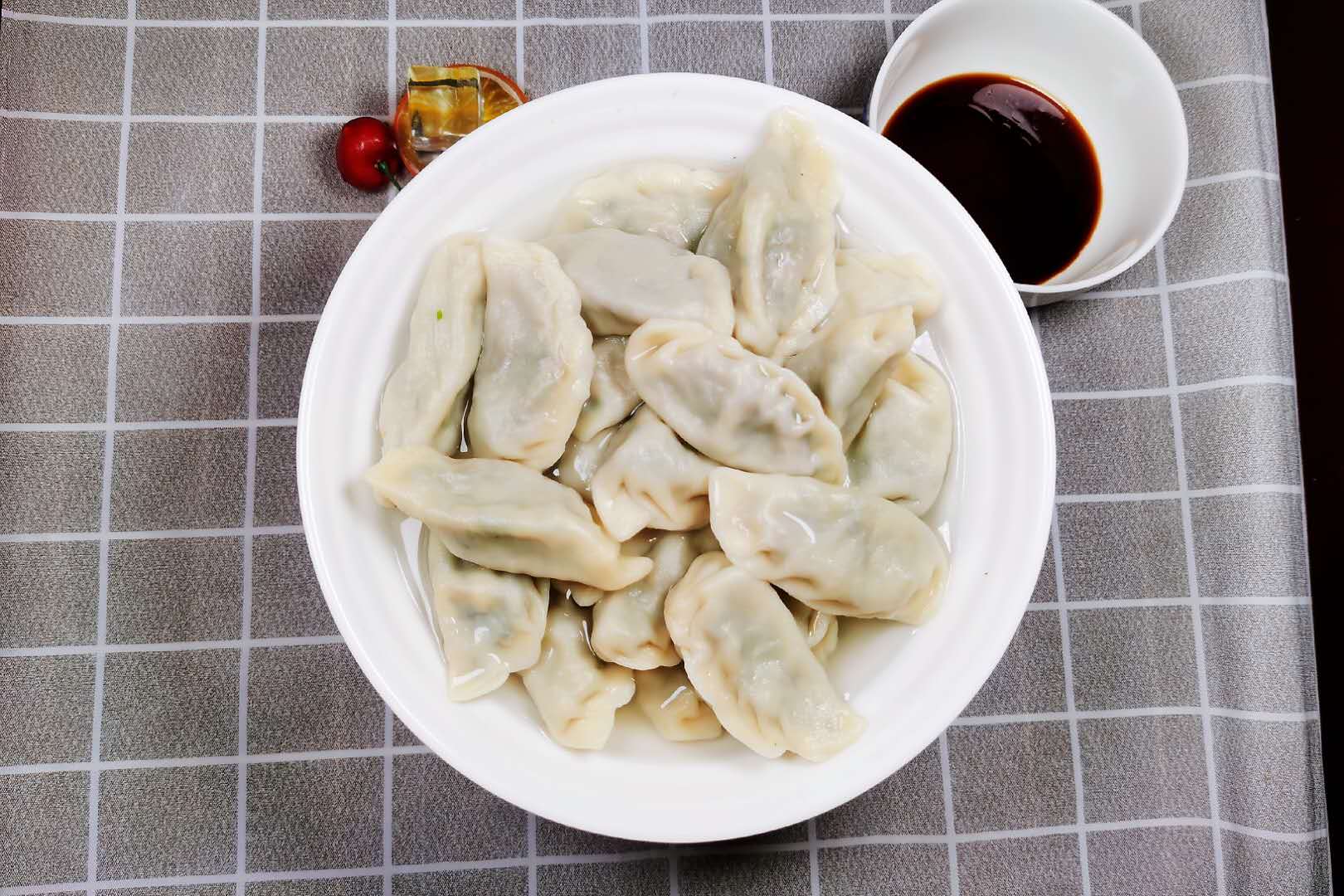 今天做的香菜饺子还添加有捞氐姆厶,因为我们平常加粉条都是把粉条