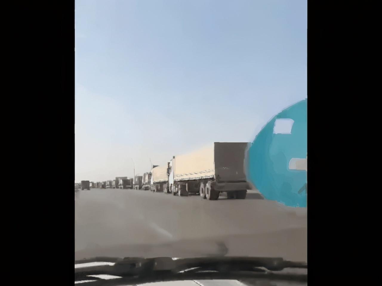 伊朗继续增兵阿塞拜疆边境,装甲运输车排成长