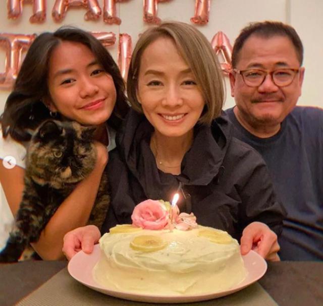 影后毛舜筠61岁生日晒照，素颜皮肤紧致无皱纹，
