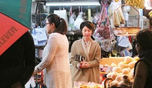 女儿|关咏荷息影之后都是素颜，发现记者跟拍，带女儿飞快逃走！