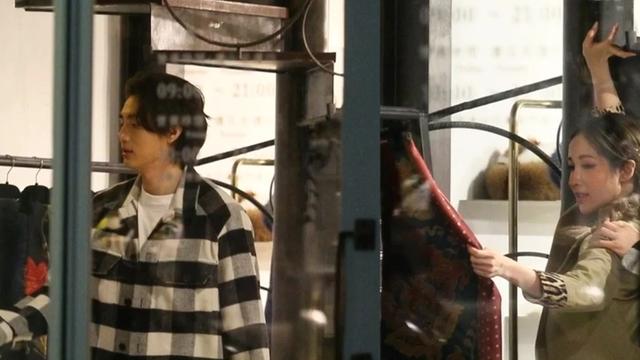 萧亚轩和小16岁男友逛街购物，萧亚轩全程树懒式