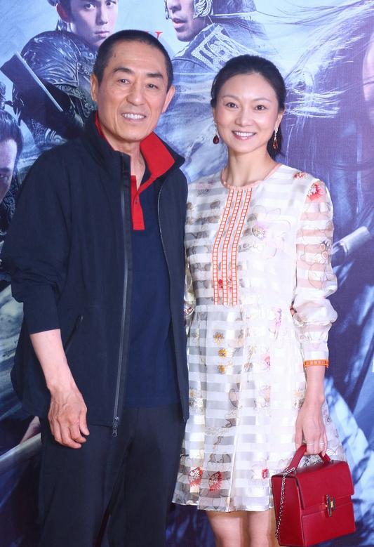 张艺谋|39岁陈婷保养有道,穿公主裙甜美似少女,和张艺谋同框像隔代人