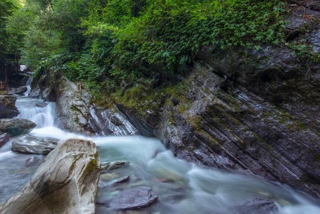 铜仁有条溪流被称为“贵州第一沟”，只有50公里长，发源于梵净山_木沟小
